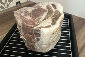 男人冰箱翻出6年前牛肉煮了吃掉下次烹饪1988年的鱼肉